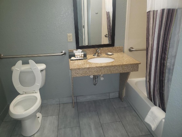 La Quinta Inn & Suites by Wyndham Mobile - Tillman's Corner image 6